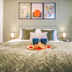 Modern Comfort with Free Parking - High Speed WiFi - 8 Mins to Station & Smokers Balcony