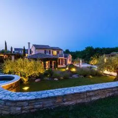 Villa ARtIEN for 8 people with 32m2 private pool & pet friendly