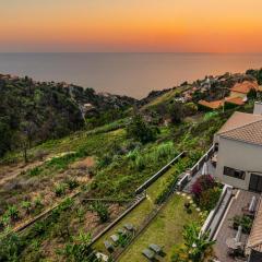 Meerblick - 3-Bett Villa mit Terrassen & Hot-Tub