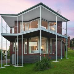 THE SHOREHOUSE - Ocean Views - 50m from Beach