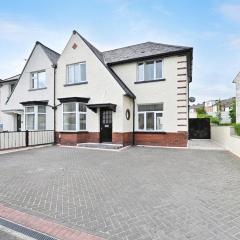 Sleek and Stylish 3 Bed in Bolton-Garden-Parking