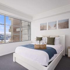 Stylish 2BR Apt Overlooking Darling Harbour
