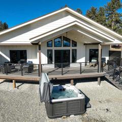 Lake Cabin with Equipped Deck and Hot-Tub in Montana