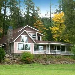 Luxury Cabin Rental in the Cascade Mountains near Crater Lake, Southern Oregon