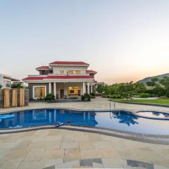 StayVista at Vacanza Villa - Pool, Lawn & Theatre
