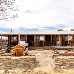Cozy Off-Grid Cabin with Equipped Outdoor Deck and Picnic Space in Utah