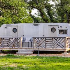 Vintage Camper Amazingly Equipped Great for a Unique Getaway in Texas