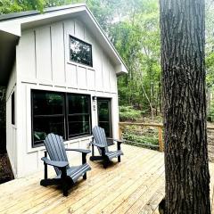 Off-grid Tree House Suitable for Four in Alabama