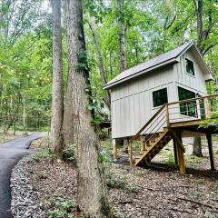 Breathtaking Treehouse with Barbecue and Hot-tub in Scottsboro, Alabama