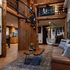 Secluded Delight: Unplug and Reconnect in a Special House in Lake Toxaway's Woods