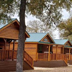 One Bedroom Log Cabin for Family and Pet Friendly Glamping in Pipe Creek, Texas
