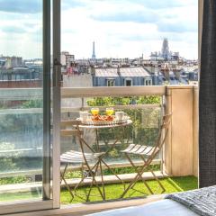Eiffel Tower view studio with lift & balcony