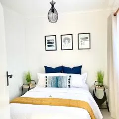Cute Cozy Cottage near Sandton with Private Patio
