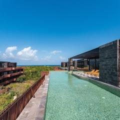 AMIRA - Stylish Penthouse with Rooftop Pool & Sea Horizon