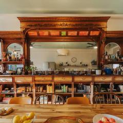 Wyatt's Saloon Guest House 2