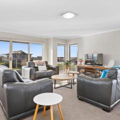 Seal Haven - Central and minutes to the beach