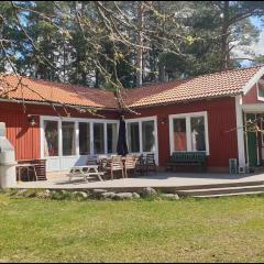 Spersboda 2 barnvänliga hus sjöutsikt & VARM pool Spersboda