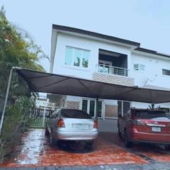 Luxurious 4 Bedroom Getaway - Private Indoor Pool