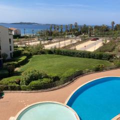 Appartement 2 chambres avec piscine face à la mer à La Coudouliere