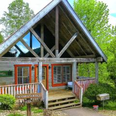 Adorable Shuter Inn FREE Tickets & Hot Tub Only 1 Mile to Downtown Pigeon Forge!