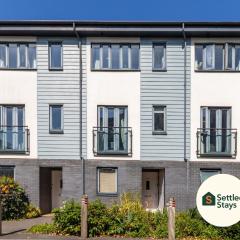 City Centre Townhouse with FREE parking