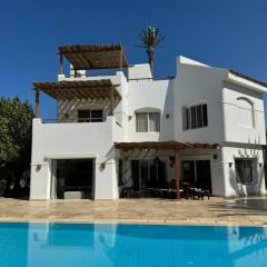 Villa with 5 bedrooms & 4 bathrooms - private heated pool