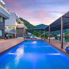 Gapyeong Lavita Kids Pool Villa