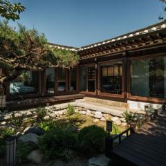 Bukchon Premium Hanok Cheongsudang Stay