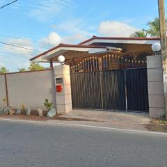 Spacious family holiday Home Near Airport, JAELA, Aussie holiday home