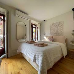 Historic Porto Balcony Hideaway - Taipas House 60
