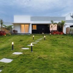 The Garden Retreat by StayJade- Pool- 2BHK- Lawn