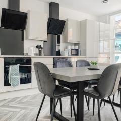 6 Ensuite Bed Apartment in Prime Location