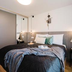 Prague Days - 1BDR Apt w Garage & 65" TV & 200Mbs Wifi