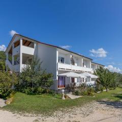 4 Bedroom Gorgeous Apartment In Banjol