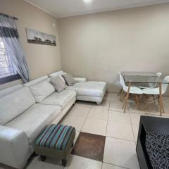 Departamento frente al shopping con patio