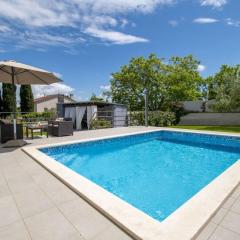 Villa in Pula with swimming pool