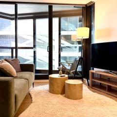 At home in Melbourne - 2 Bedrooms & 2 Bathrooms with Gym and Pool