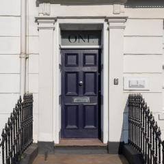 Stylish 5-Bed Townhouse in Prime Leamington Spa