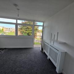 Spacious contractors and tourist apartment with parking & Wifi