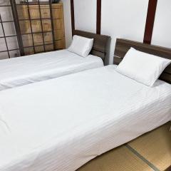 梟の宿 岛之内5号馆 步行300m至道顿堀! 徒步5分钟日本桥站! 心斋桥8分钟 黑门市场15分种徒步圈内 !中央区古风民宅77平方2间房可住7人