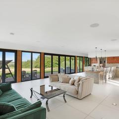 Seven Space - Willow Barn, Hot Tub & Scenic Rural Retreat