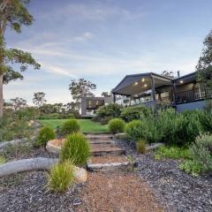 The Roo House - Sprawling Bushland Retreat near Town