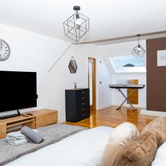 Luxury 5BD, Gym, Parking, Bus to Airport, Sleeps10