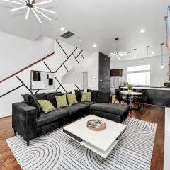 AMAZING ROOFTOP! DOWNTOWN SKYLINE VIEWS!!! SLEEPS 15