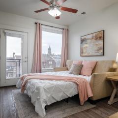 Private Retreat in Downtown with Hot Tub