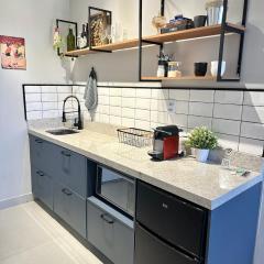 Studio Premium - Perto de Tudo - Vista Livre - Estacionamento privativo e Portaria 24h - Wi-Fi 600mbps