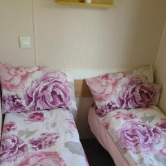 3 Bed Caravan - Sleeps 8 - Pets - Pool - Hot Tub