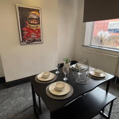 Spacious 6-Bed Stay Central Warrington Sleeps 12