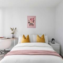 Stylish Pet-Friendly 2BR Walk to Southern Cross
