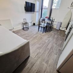 Modern flat in an affluent area for up to 6 guests